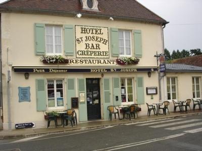 Logis Hotel Saint-Joseph Sancoins Экстерьер фото