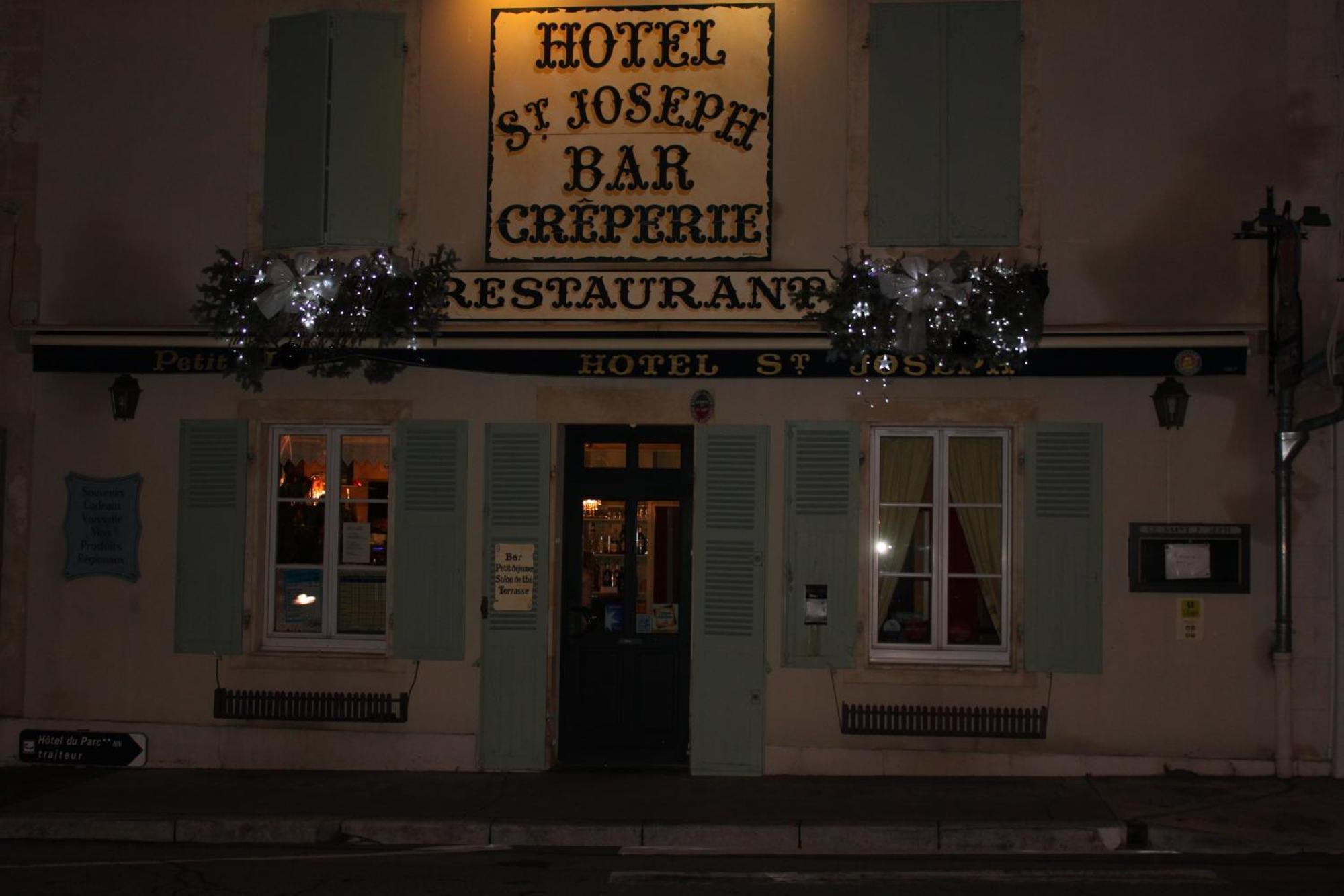 Logis Hotel Saint-Joseph Sancoins Экстерьер фото